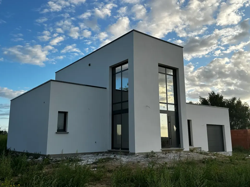 Maison contemporaine à toit plat avec grandes baies vitrées